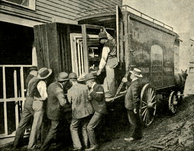 将摄影机装在搬运车上，1901年。 作者 不明