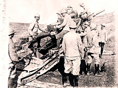 将外壳装入155毫米枪支c1914-c1918 作者 不明