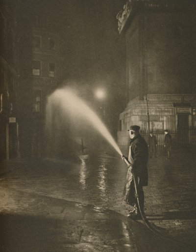 伦敦的夜间清洁：纪念碑底部的场景，c1935年。 作者 不明