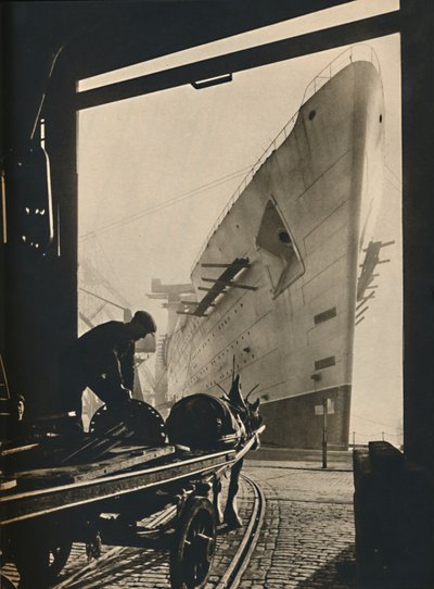 街道长，高耸如塔，1930-1934，1936年 作者 不明