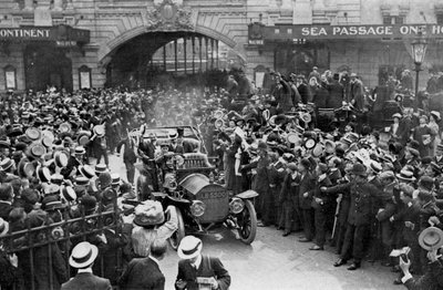 1909年7月25日，路易斯·布雷奥（LouisBlériot）前往伦敦萨沃伊饭店（Savoy Hotel） 作者 不明