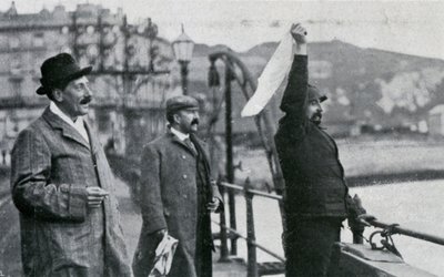 1909年7月25日，路易斯·布雷奥（LouisBlériot）在多佛（Dover）的码头上飞越英吉利海峡后 作者 不明