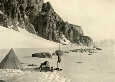 下冰川仓库。商店于1909年左右被埋在雪中，1909年。 作者 不明