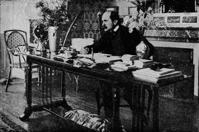 罗斯坦（M. Rostand）在他的图书馆，1902年，1903年 作者 Unbekannt