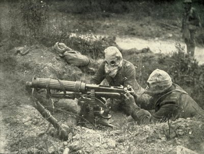 机枪手在行动中戴防毒帽，1919年。 作者 不明