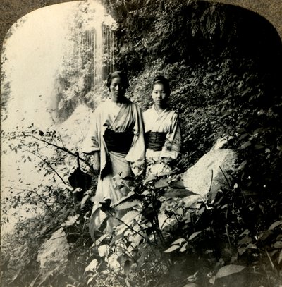 朝阳之地的少女，在Kogijoku瀑布下……，摄于1900年。 。 作者 不明