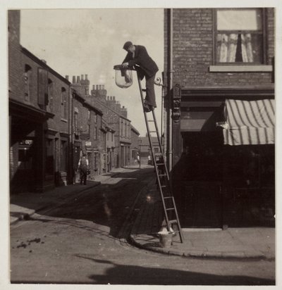 清洁煤气路灯的人，c 1905 作者 不明