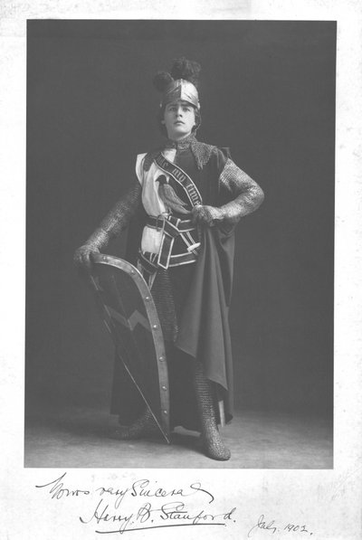 身穿盔甲的男子，1902年。 作者 不明