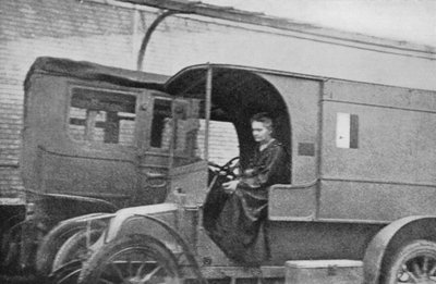 1914年出生于波兰的法国物理学家玛丽·居里（Marie Curie）开着一辆改装成放射装置的汽车 作者 不明