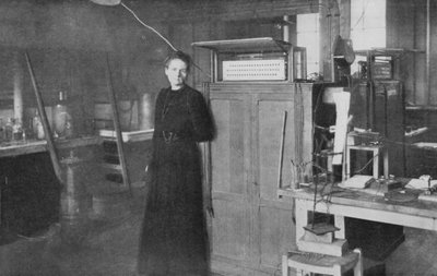 1912年出生于波兰的法国物理学家玛丽·居里（Marie Curie）在她的实验室中 作者 不明