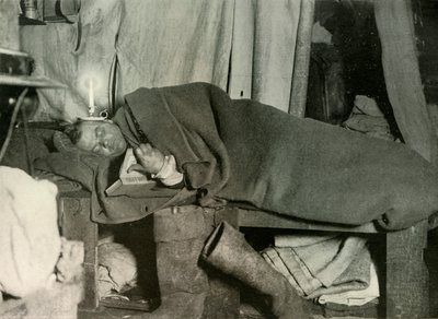 1909年，马斯顿躺在床上，1909年。 作者 不明