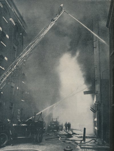 现代消防员的一支部队冲着城市的火焰，大约在1935年 作者 不明