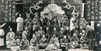 十九世纪末中国佛教寺院院长会议（黑白照片）。 作者 不明