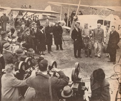 1933年2月17日在赫斯顿机场（Heston Airport）的探险队成员 作者 不明