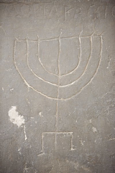 Menora (Menorah) carved on an old tombstone, Budapest, Hongrie 作者 不明