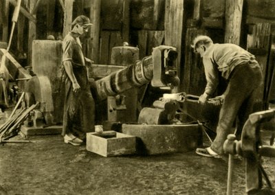 奥地利施蒂里亚州的金属工，大约于1935年。 作者 不明