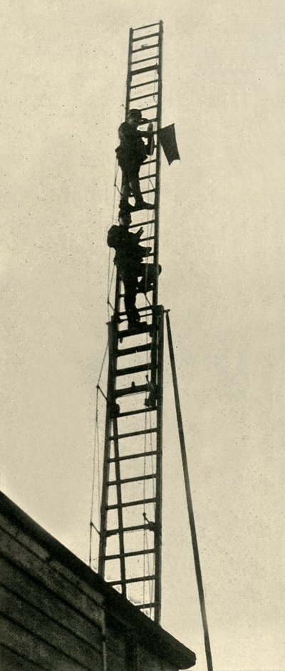铁路上的军事观察员，第一次世界大战，1914年，c1920年。 作者 不明