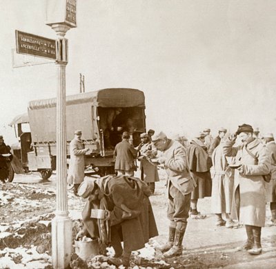 法国北部凡尔登神圣道路上的移动厨房，c1914-c1918。 作者 不明
