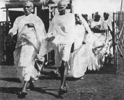 印度民族主义领袖Mohandas Gandhi在前往国会的路上，1932年 作者 不明
