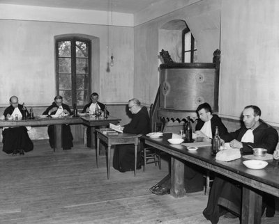 和尚在法国阿西勒·圣莱昂食堂的晚餐中，c1947-1951 作者 不明