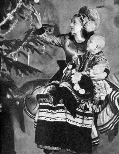 母亲和孩子与圣诞树，Matyo人，匈牙利米斯科尔，1936年 作者 不明