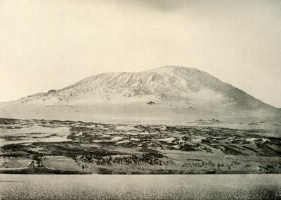 埃雷布斯山（Mount Erebus）...左边的旧火山口，c1908，1909年。 作者 不明