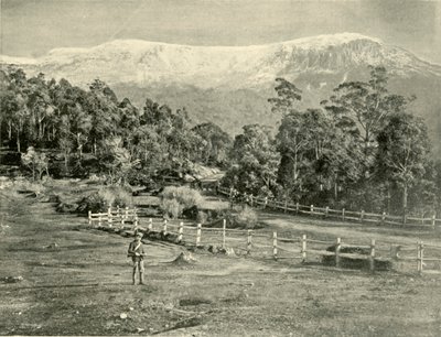 惠灵顿山（Mount Wellington），摄于休恩路（Huon Road），1901年。 作者 不明