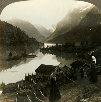 建于挪威塞滕农场的山壁上的Loen湖，无与伦比，富丽堂皇，建于1905年。 作者 不明