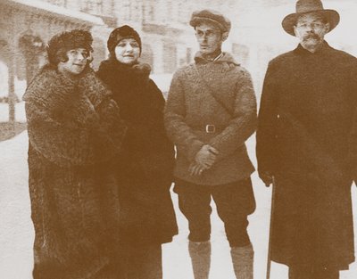 莫拉·布德伯格（Moura Budberg）从左数第二，马克西姆·高尔基（Maxim Gorky）右，c。 1920年 作者 不明