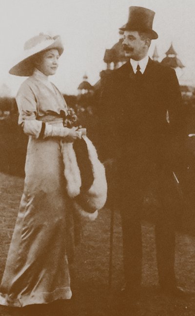 Moura Budberg和她的第一任丈夫von Benckendorf在1913年柏林赛马节上 作者 不明