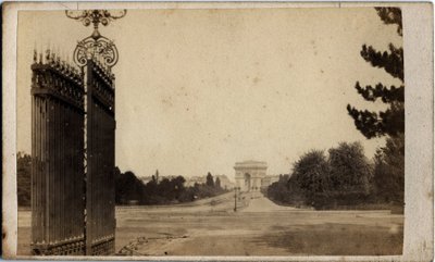 巴黎市政府（1871 年）：马约门和凯旋门的景色。 匿名摄影。 在纸板上打印 昏暗。 17x8 厘米 作者 不明