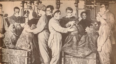 装满三硝基甲苯TNT的弹药工人戴着防毒面具，c1916，19 作者 不明