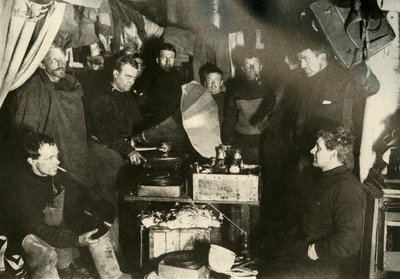 小屋里的音乐，c1908，1909年。 作者 不明