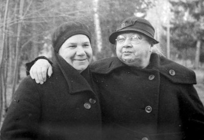 列宁的妻子Nadezhda Krupskaya和一位朋友，1936年 作者 不明