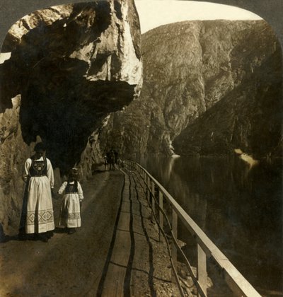 通往Voring的公路经过Oifjords湖深水区，挪威，c1905的狭窄石架。 作者 不明