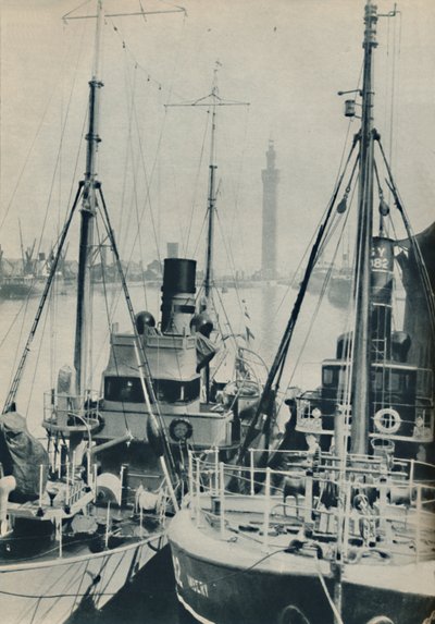 海军拖网渔船，HMS Liffy和格里姆斯比码头的格里姆斯比渔船，1937年 作者 不明