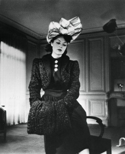 妮娜·里奇（Nina Ricci）于1943年1月在法国加布里埃尔（Gabrielle）时装模特身上穿着 作者 不明