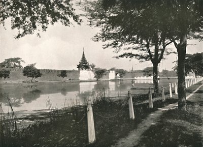 1900年，曼德勒，北护城河和城墙。 作者 不明