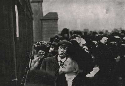1910年5月，在白金汉宫外发布了爱德华七世国王去世的官方通知。 作者 不明