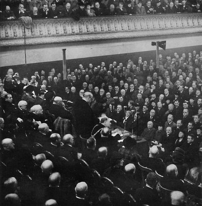 1月27日，丘吉尔先生于1945年在1913年，曼彻斯特的自由贸易大厅向听众讲话 作者 不明
