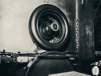 Malcolm Campbells爵士的一个轮胎以300 mph的速度行驶，1937年 作者 不明
