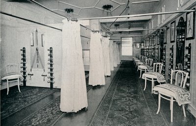 宽敞的健身室之一，c1898 作者 不明