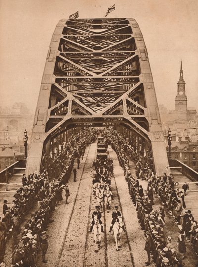 1928年10月10日，泰恩河畔纽卡斯尔由新国王乔治五世启用新的泰恩桥 作者 不明