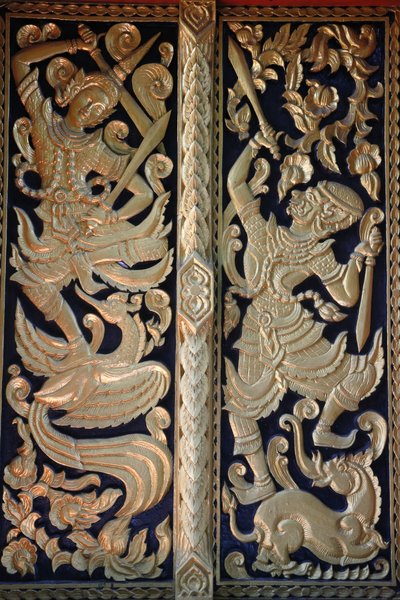 在Wat Chedi Luang，清迈的华丽寺庙门。 泰国 作者 不明