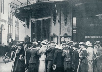 1914年，当担心城市被围困时，其中一家巴黎食品店外 作者 不明