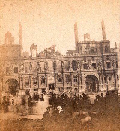 Paris Commune (1871): view of the Hotel de Ville after the fire of May 1871. Anonymous photography. Print on cardboard Dim. 8,5x8 cm 作者 不明