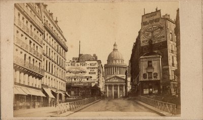 Paris Commune (1871): view of the Pantheon and rue Soufflot (large billboards promote the Maison de la rue du Pont Neuf). Anonymous photography. Print on cardboard Dim. 10x6 cm 作者 不明