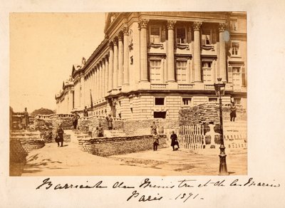 Paris Commune (1871): view of the barricade of Place de la Concorde in front of the Ministry of Marine (Hotel de la Marine or also Hotel du Garde Meuble) in Paris. Anonymous photography. Print on cardboard Dim. 22x14 cm 作者 不明