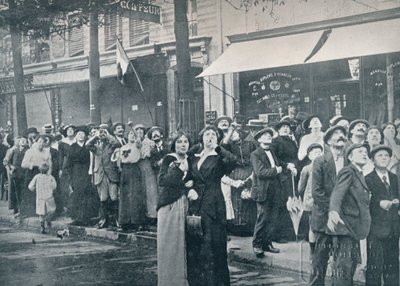 巴黎人群看着一架德国飞机在城市上空飞行，c1914 作者 不明