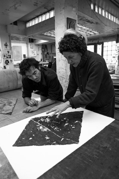 Pascal Gauvard，Pasnic 雕刻工作室的联合创始人，Annie-Paule Thorel，法国画家。 印刷品分析。 2009 年在巴黎的 Pasnic 雕刻工作室。 作者 不明